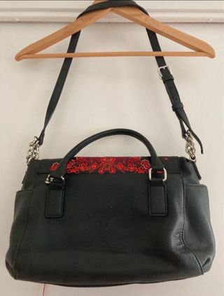 Bolso Desigual Negro con Bordados Rojos