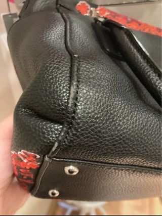 Bolso Desigual Negro con Bordados Rojos