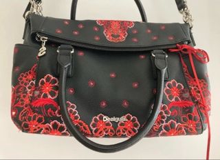 Bolso Desigual Negro con Bordados Rojos