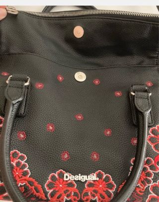 Bolso Desigual Negro con Bordados Rojos