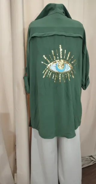 Pantalones anchos marrones, varias blusas.