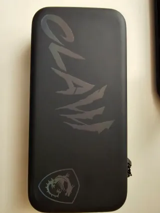 MSI Claw 8ai+ con accesorios