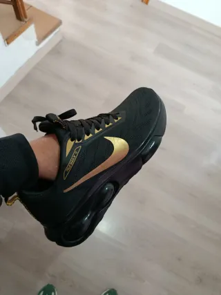 Zapatillas Negras y Doradas