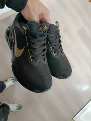 Zapatillas Negras y Doradas