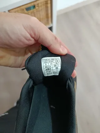 Zapatillas Negras y Doradas