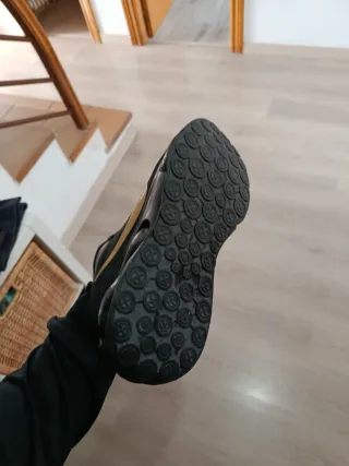 Zapatillas Negras y Doradas