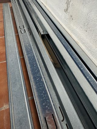 Placas de Pladur, Perfiles y aislante