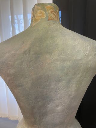 Maniquí decorado a mano con rosas