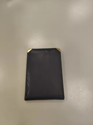 Cartera portaplaca con billetera negra de piel