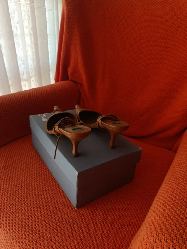 Zapatos de tacón beige con cordones