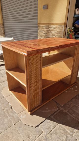 Tavolino in legno e vimini