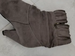 Botas de tacón grises y marrones