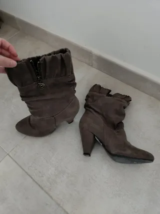 Botas de tacón grises y marrones