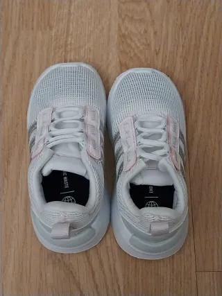 Sapatilhas Rosa e branco.