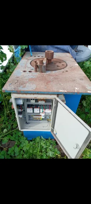 Máquina dobladora de varillas