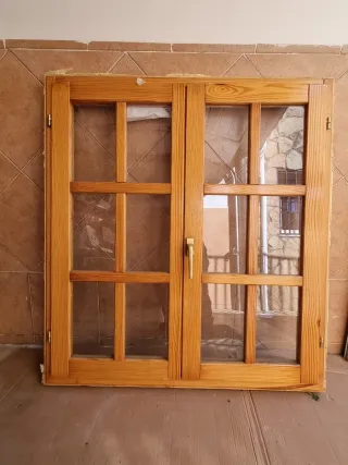Ventana de madera con cristales a cuadros