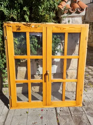 Ventana de madera con cristales a cuadros