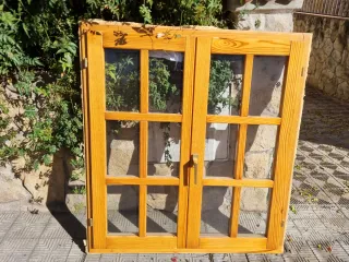 Ventana de madera con cristales a cuadros