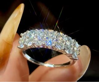 Espectacular anillo de plata de ley con Moissanita