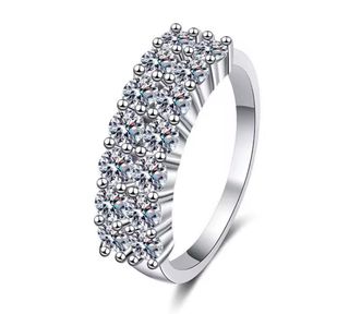 Espectacular anillo de plata de ley con Moissanita