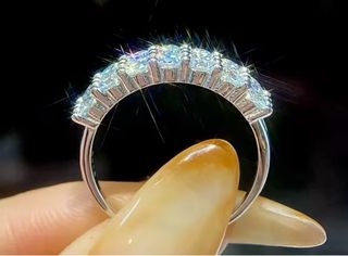 Espectacular anillo de plata de ley con Moissanita