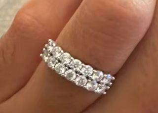 Espectacular anillo de plata de ley con Moissanita