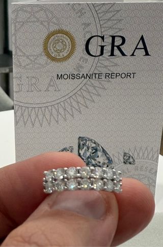 Espectacular anillo de plata de ley con Moissanita