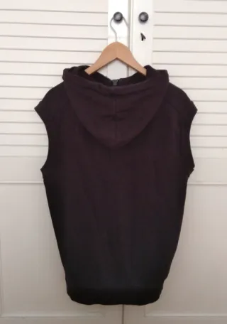 Chaleco negro con capucha Talla 40