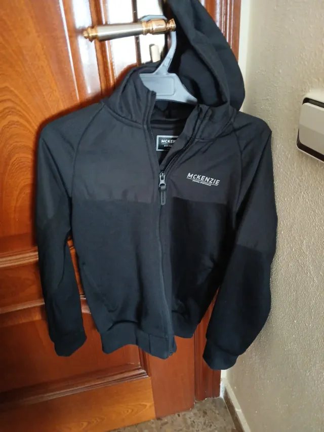 Chaqueta McKenzie Negra con Capucha