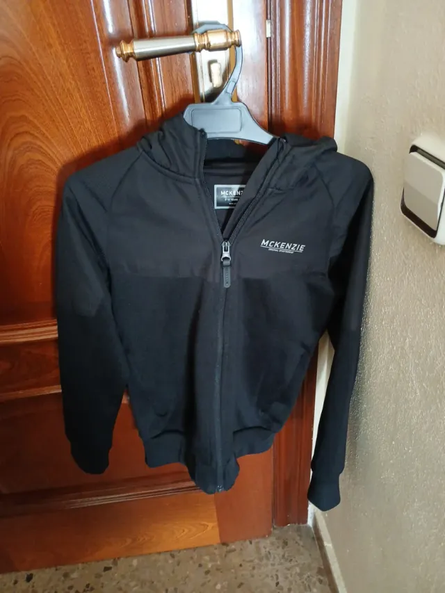 Chaqueta McKenzie Negra con Capucha