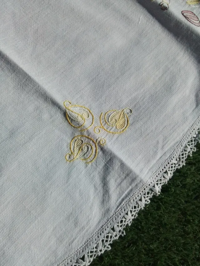 Mantel antiguo bordado