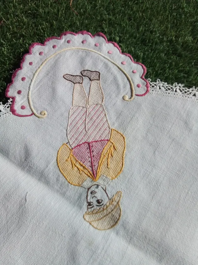 Mantel antiguo bordado