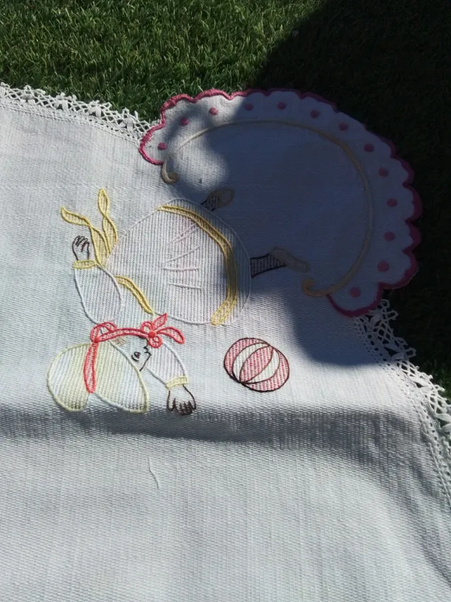 Mantel antiguo bordado
