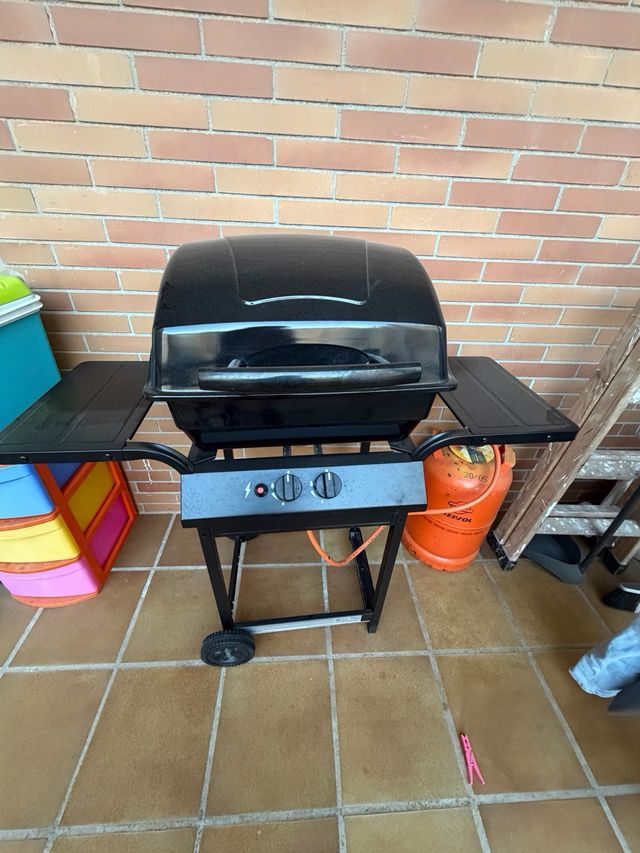Barbecue a gas nero quasi nuovo