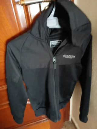 Chaqueta McKenzie Negra con Cremallera y Capucha