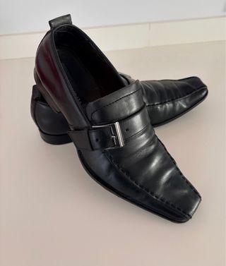 Zapatos de vestir negros con hebilla