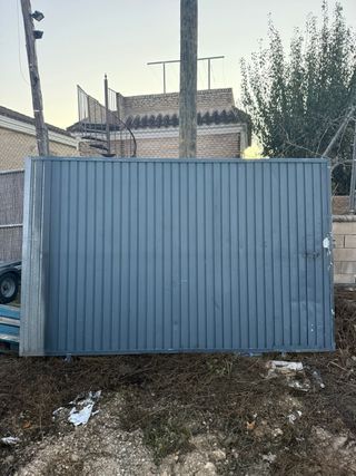 Puerta de garaje metálica gris