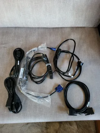 Cables alimentacion ordenador.