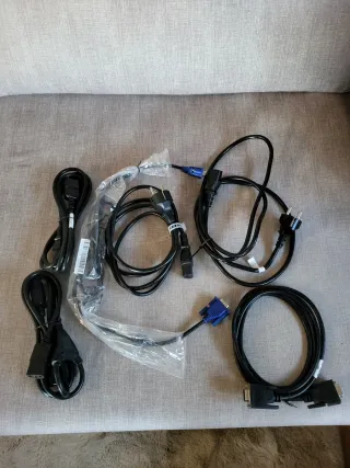 Cables alimentacion ordenador.