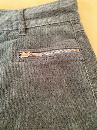 Falda verde con lunares y cremalleras