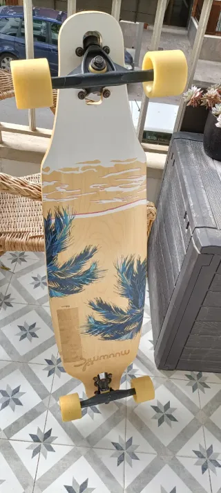 Longboard con diseño de palmeras
