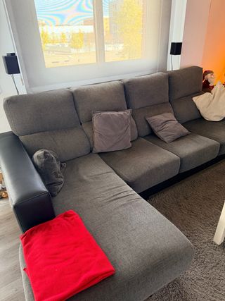 Sofá modular gris con chaise longue