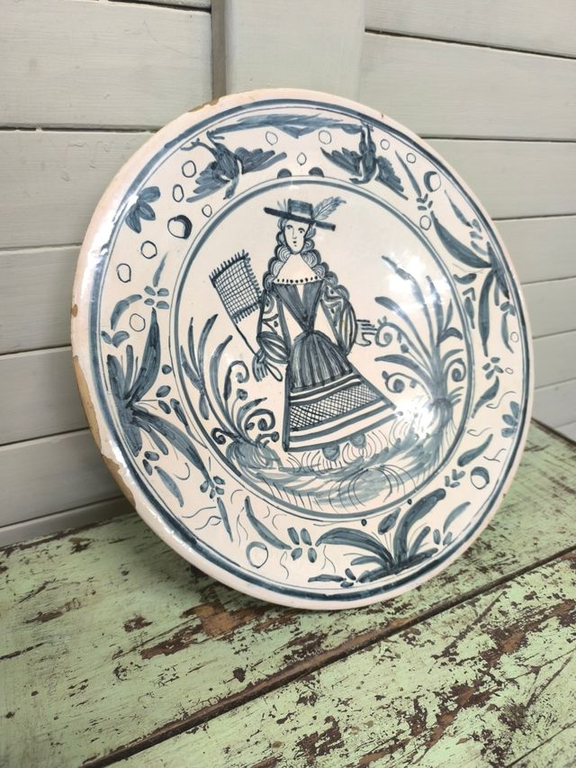 Antico piatto decorato blu e bianco