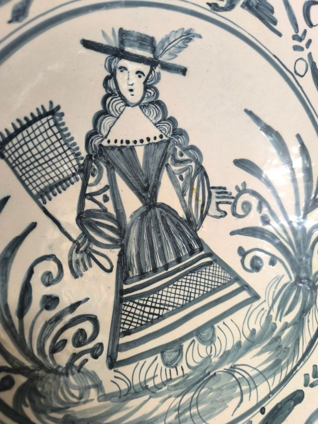 Antico piatto decorato blu e bianco