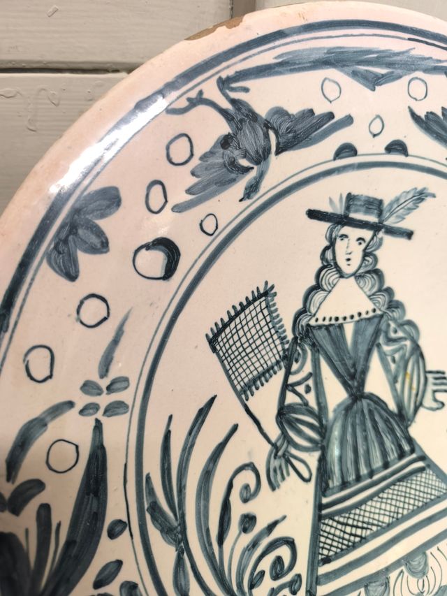 Antico piatto decorato blu e bianco