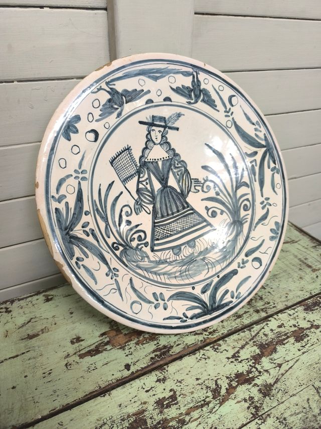 Antico piatto decorato blu e bianco