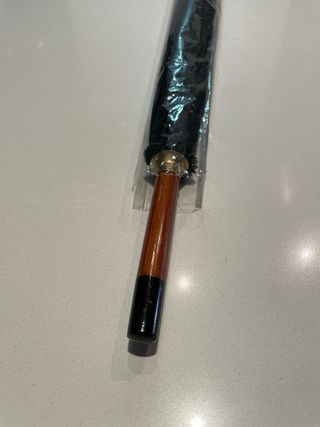 Paraguas negro con mango de madera. Alta calidad.