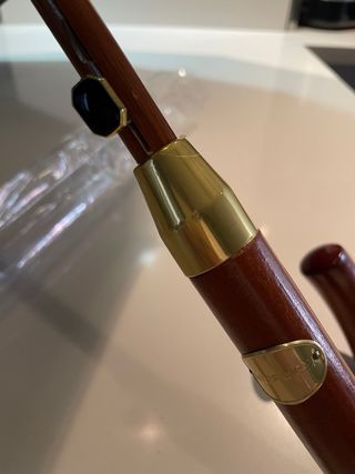 Paraguas negro con mango de madera. Alta calidad.