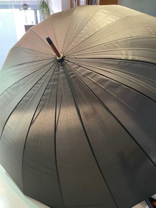 Paraguas negro con mango de madera. Alta calidad.