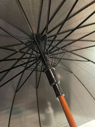 Paraguas negro con mango de madera. Alta calidad.